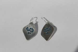 Boucles d'oreilles toile d'émail / Argent et émail bleu de la créatrice de bijoux contemporains Garance Brin